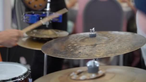 Baterista toca música de percussão. — Vídeo de Stock