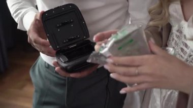 PSKOV, RUSSIA - 8 AĞUSTOS 2021: anlık kamera ve film. Fujifilm fotoğraf makinesi.