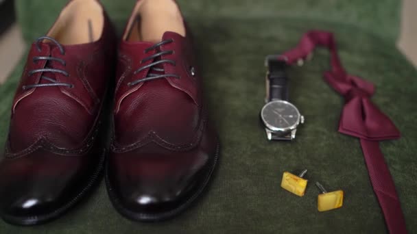 Mens clássicos sapatos vermelhos, relógio de pulso, gravata borboleta e botões de punho amarelo âmbar. — Vídeo de Stock