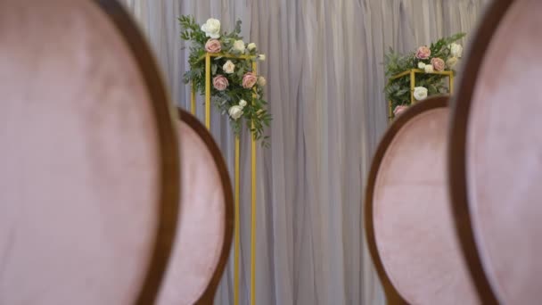Ozdobiona ceremonia ślubna w środku. Łuk z białymi i różowymi kwiatami. — Wideo stockowe