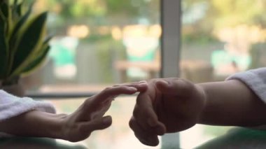 Cüppeli bir erkek ve kadın el ele tutuşur. İnsanlar birlikte, destek, ilgi ve sevgi.