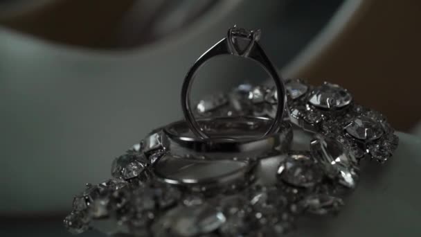 결혼식 반지는 흰색 골드에 플래티넘 다이아몬드. 신부를 위한 흰 구두. — 비디오