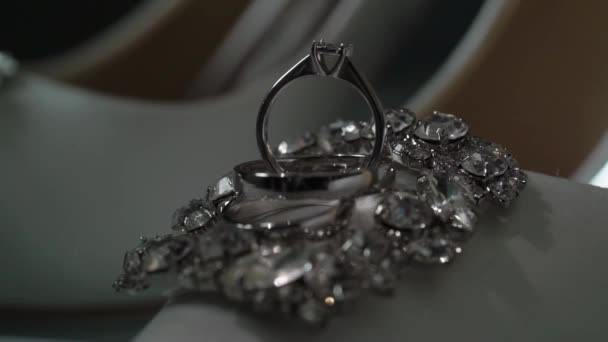 Cincin pernikahan dengan emas putih, platinum dengan berlian. Sepatu putih untuk pengantin wanita. — Stok Video