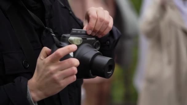 Persona che scatta foto su fotocamera istantanea, pellicola. Uomo fotografo cornice di stampa. — Video Stock