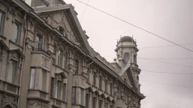 Avrupa 'da tarihi gri bir taş bina. Bulutlu bir gün, yağmurlu bir gökyüzü.