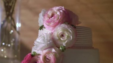 Pembe şakayık çiçekleriyle süslenmiş beyaz tatil pastası. Düğün tatlısı..