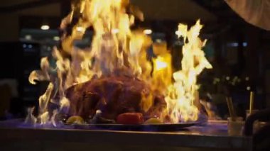 Lokantada pişmiş bir ceset. Ateş gösterisi, et servisi..