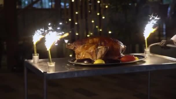 Matlagade kadaver i en restaurang. Fyrverkerier show, kött skålen servering. — Stockvideo