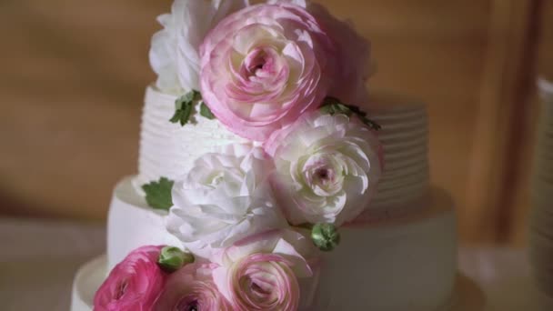 Bolo de férias branco decorado com flores de peônia rosa. Sobremesa de casamento. — Vídeo de Stock