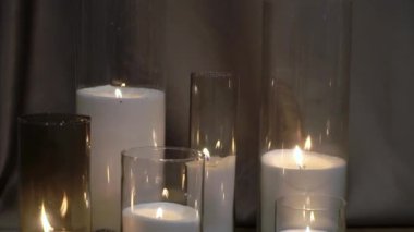 Şeffaf cam şişelerde fitilleri olan dekoratif beyaz mumlar..