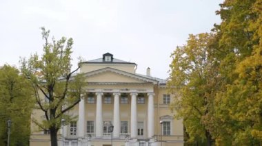 Beyaz sütunlu saray binası. Sarı ev, tarihi mimari.