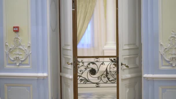 Porte bianche antiche nel lussuoso palazzo. Pareti blu negli interni storici. — Video Stock