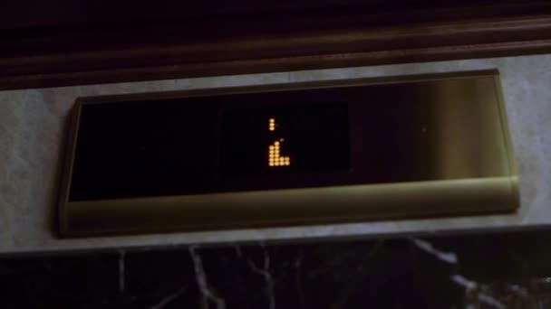 Hiss styrelsen på golvet. Hissen går ner från 3:e till 1:a våningen. — Stockvideo