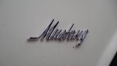 MOSCOW, RUSSIA - 11 AĞUSTOS 2021: Ford Mustang üstü açılabilir sütunlu araç.