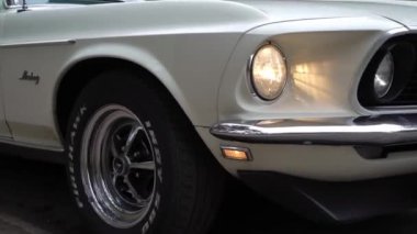 MOSCOW, RUSSIA - 11 AĞUSTOS 2021: Ford Mustang üstü açılabilir sütunlu araç.