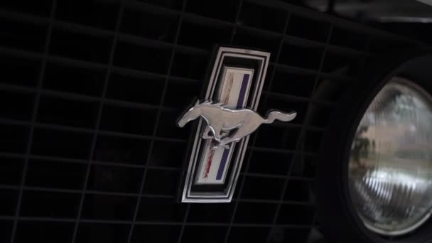 Μόσχα, Ρωσία - 11 Αυγούστου 2021: Ford Mustang κάμπριο καμπριολέ όχημα. — Αρχείο Βίντεο