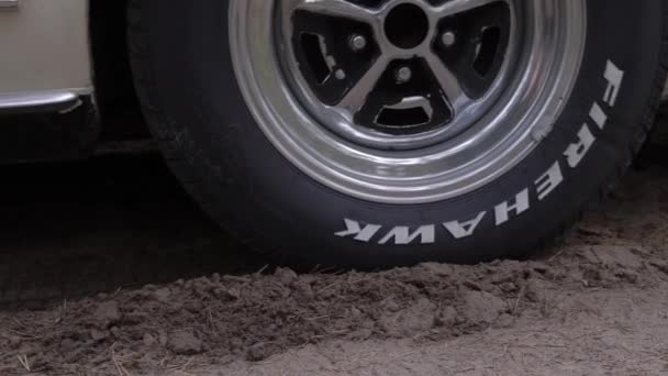 モスクワ、ロシア- 2021年8月11日:タイヤ付きホイールが滑り、砂の上を漂流. — ストック動画