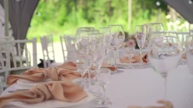 Bir restoranda akşam yemeği, öğle yemeği ya da kutlama için servis yaptım. Madalyalı çiçekler