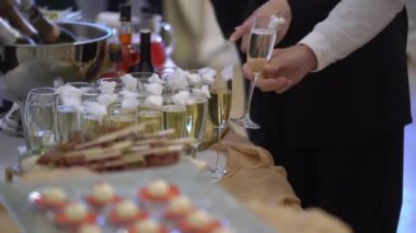 Şampanya dolu bardaklar ya da beyaz köpüklü şarap. Lokantada büfe.
