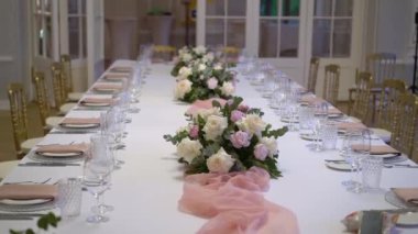 Bir restoranda akşam yemeği, öğle yemeği ya da kutlama için servis yaptım. Madalyalı çiçekler