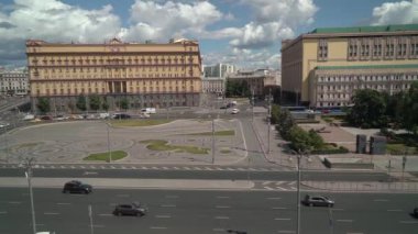 Lubyanskaya Meydanı, Moskova, Rusya. Şehir sokağı, binalar, arabalı yollar..