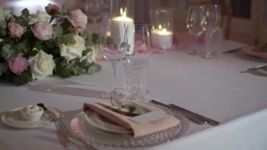 Bir restoranda akşam yemeği, öğle yemeği ya da kutlama için servis yaptım. Madalyalı çiçekler