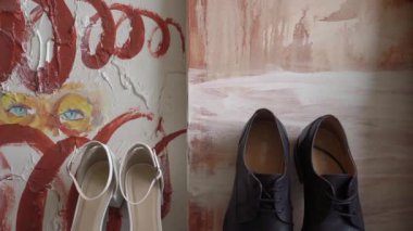 PETERSBURG, RUSSIA - 28 AĞUSTOS, 2021: Sanat atölyesindeki erkek ve kadınlar için ayakkabılar.