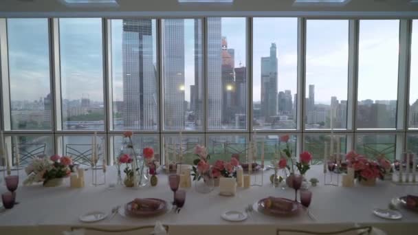 휴일에 식당에서 식탁을 차려 놓고. 분홍색 꽃으로 장식된 꽃들 — 비디오