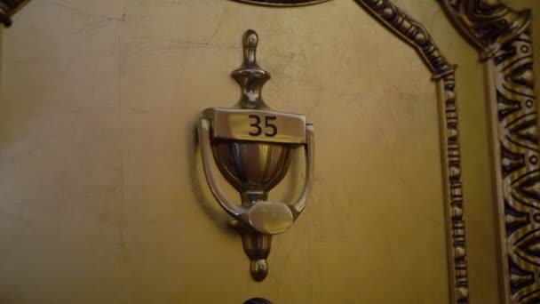 Número 35 na porta da frente de uma casa, apartamento ou quarto de hotel. — Vídeo de Stock