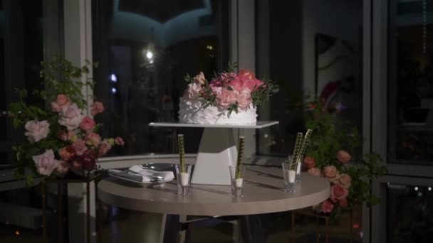 Weiße Festtagstorte mit rosa Pfingstrosenblüten dekoriert. Hochzeitsdessert. — Stockvideo