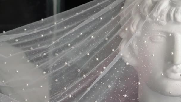 Kerudung pengantin putih menggantung patung dada Yunani kepala di kamar tidur. — Stok Video