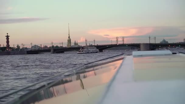 街で豪華ヨットセーリング。ヨットの前の部分を弓。白船. — ストック動画