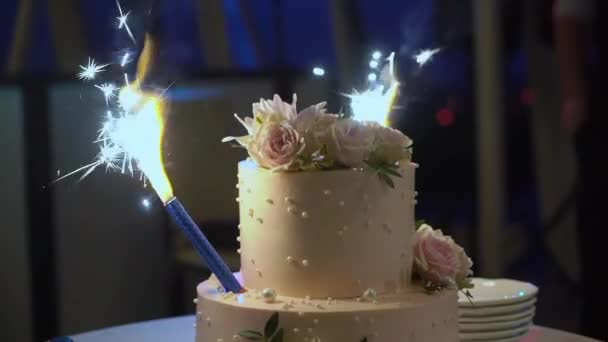 Witte vakantie taart versierd met bloemen. Bruiloft dessert. — Stockvideo