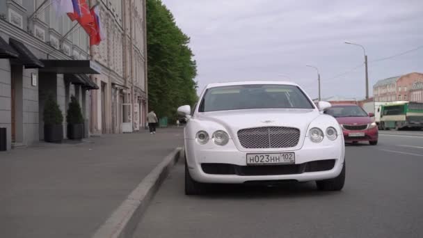 Bentley white luxury car. Front bumper, headlights, grill. Auto in a city. — Stockvideo