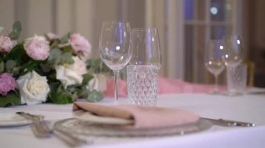 Bir restoranda akşam yemeği, öğle yemeği ya da kutlama için servis yaptım. Madalyalı çiçekler