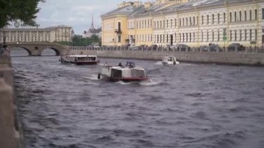 Saint Petersburg, Rusya. Fontanka nehrinde yelkenli gemiler, yatlar ve tekneler.