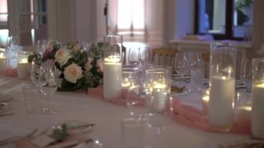 Bir restoranda akşam yemeği, öğle yemeği ya da kutlama için servis yaptım. Madalyalı çiçekler