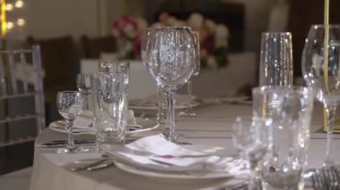 Bir restoranda akşam yemeği, öğle yemeği ya da kutlama için servis yaptım..