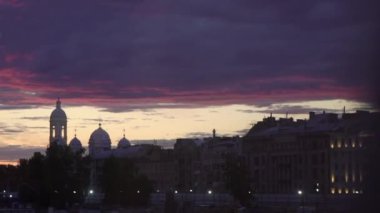 Binaların ve gökdelenlerin silueti. Şehrin silueti.