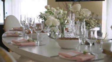 Bir restoranda akşam yemeği, öğle yemeği ya da kutlama için servis yaptım. Madalyalı çiçekler