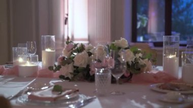 Bir restoranda akşam yemeği, öğle yemeği ya da kutlama için servis yaptım. Madalyalı çiçekler