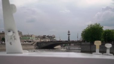 Lüks bir yat şehirde yelken açıyor. Yatın ön tarafında yay var. Moskova, Rusya 'ya yelken.