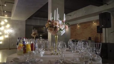 Bir restoranda akşam yemeği, öğle yemeği ya da kutlama için servis yaptım. Madalyalı çiçekler