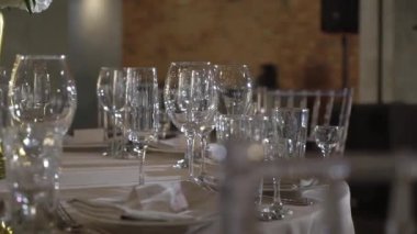 Bir restoranda akşam yemeği, öğle yemeği ya da kutlama için servis yaptım..