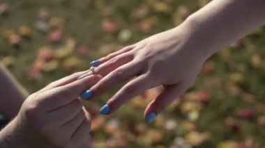 Gelin ve damat törende alyanslarını değiş tokuş ederler. Parmak mücevher yüzüğünü tak..