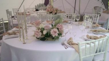 Bir restoranda akşam yemeği, öğle yemeği ya da kutlama için servis yaptım. Madalyalı çiçekler