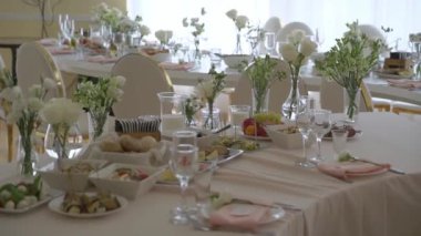 Bir restoranda akşam yemeği, öğle yemeği ya da kutlama için servis yaptım. Madalyalı çiçekler