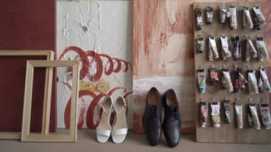 PETERSBURG, RUSSIA - 28 AĞUSTOS, 2021: Sanat atölyesindeki erkek ve kadınlar için ayakkabılar.