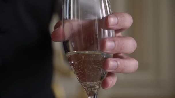 Чоловік наливає шампанське на склянку. Офіціант наповнюється алкогольними напоями в ресторані . — стокове відео