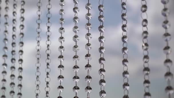 Strumpstenar eller kristaller på strängkörteln. Dekoration, himmel i bakgrunden. — Stockvideo